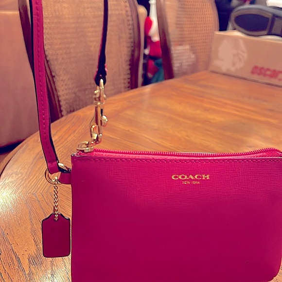 🎀COACH Hot PinkCornerZip Wristlet.Roomy&Compact.Used OnceEUC.
UseAloneOrAsWallet - Picture 6 of 11